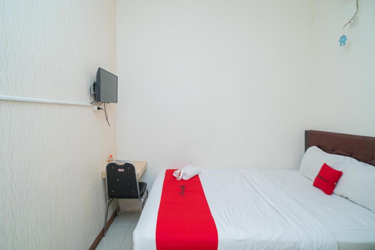 Hotel Reddoorz Near Terminal Arjosari 2 2*