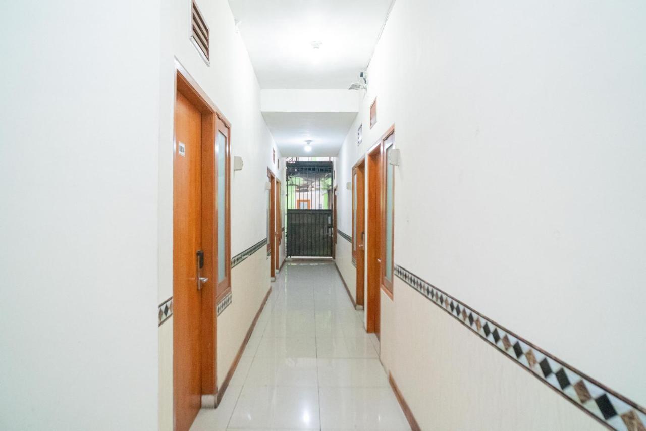 Hotel Reddoorz Near Terminal Arjosari 2 2*
